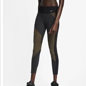Nike’s Women’s Small Leggings